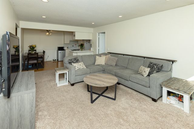 401 SE Lowell Drive 6, Ankeny, IA 50021