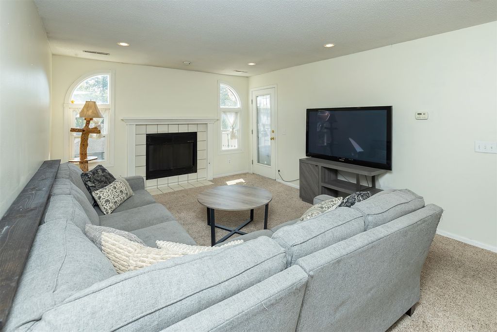 401 SE Lowell Drive 6, Ankeny, IA 50021