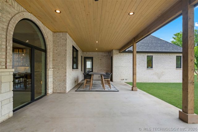 17763 E White Tail Cove, Owasso, OK 74055