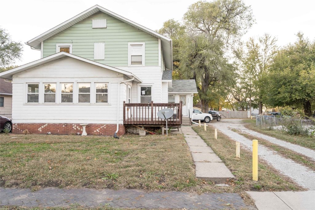 2936 E Walnut Street, Des Moines, IA 50317