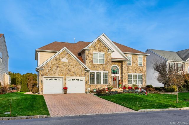 4 Avolet Court, Mount Sinai, NY 11766