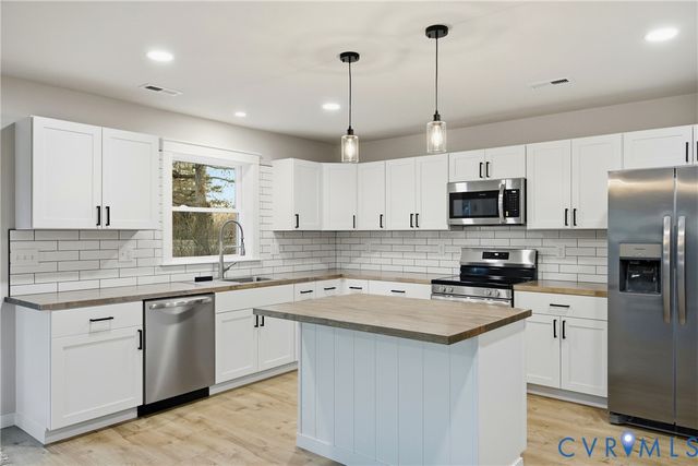 23 Greenwood Dr, Louisa, VA 23093