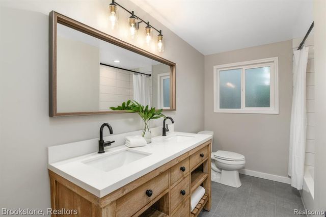 165 Woodedge Drive, Bloomfield Hills, MI 48304