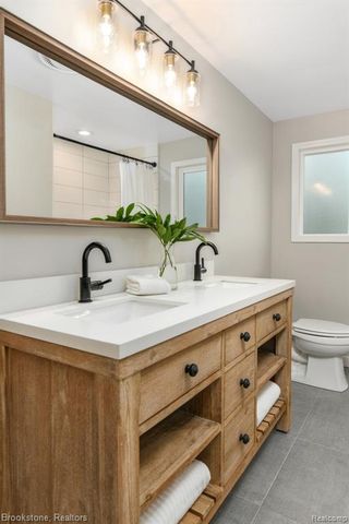 165 Woodedge Drive, Bloomfield Hills, MI 48304