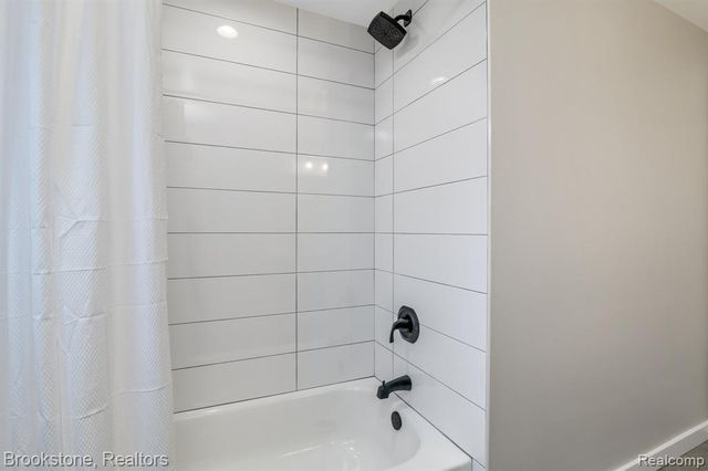 165 Woodedge Drive, Bloomfield Hills, MI 48304