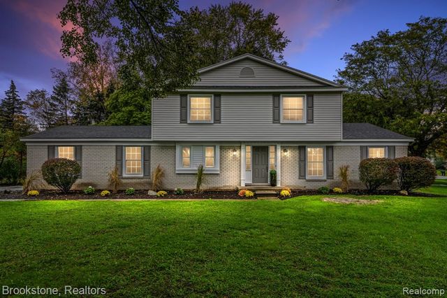 165 Woodedge Drive, Bloomfield Hills, MI 48304
