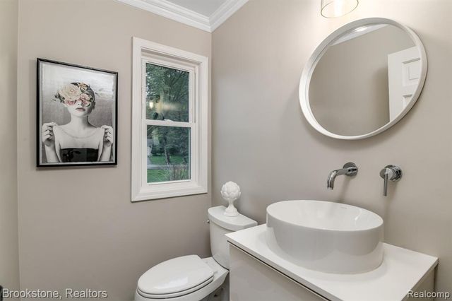 165 Woodedge Drive, Bloomfield Hills, MI 48304
