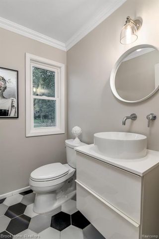 165 Woodedge Drive, Bloomfield Hills, MI 48304