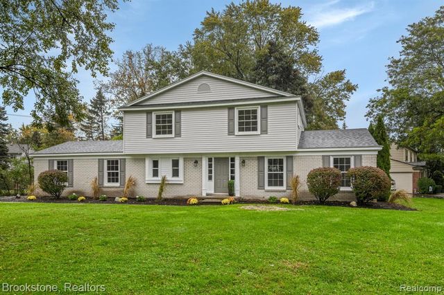 165 Woodedge Drive, Bloomfield Hills, MI 48304