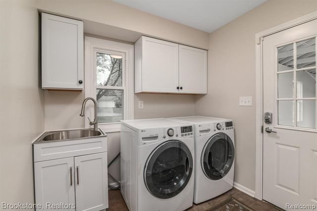 165 Woodedge Drive, Bloomfield Hills, MI 48304