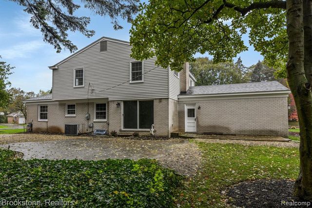 165 Woodedge Drive, Bloomfield Hills, MI 48304