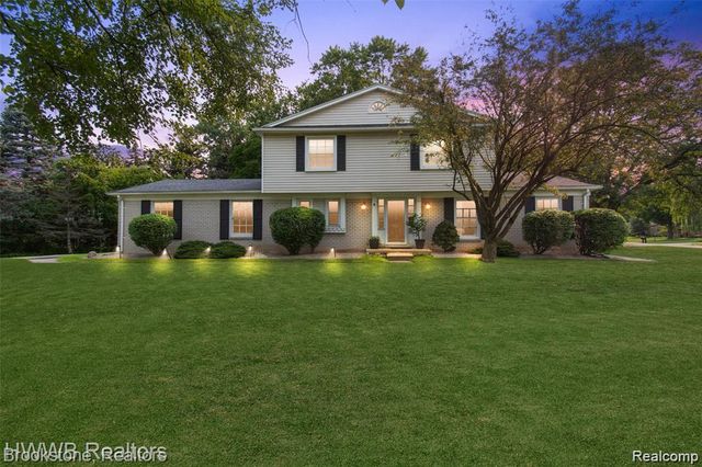 165 Woodedge Drive, Bloomfield Hills, MI 48304