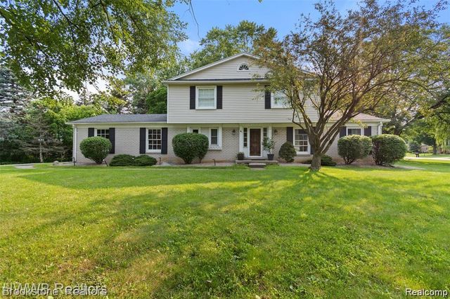 165 Woodedge Drive, Bloomfield Hills, MI 48304