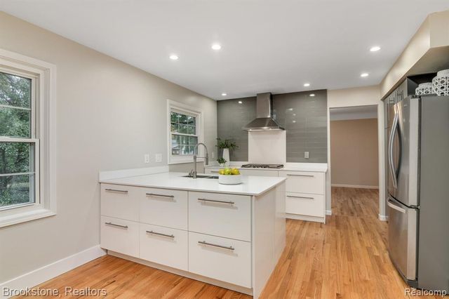 165 Woodedge Drive, Bloomfield Hills, MI 48304