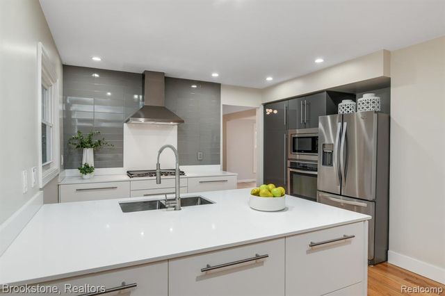 165 Woodedge Drive, Bloomfield Hills, MI 48304