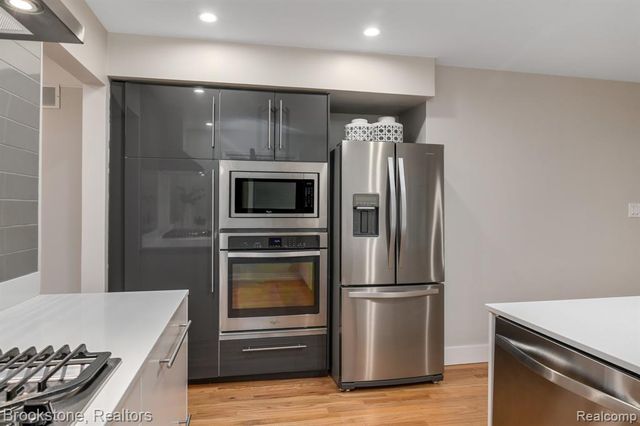 165 Woodedge Drive, Bloomfield Hills, MI 48304