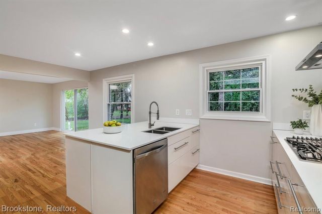 165 Woodedge Drive, Bloomfield Hills, MI 48304