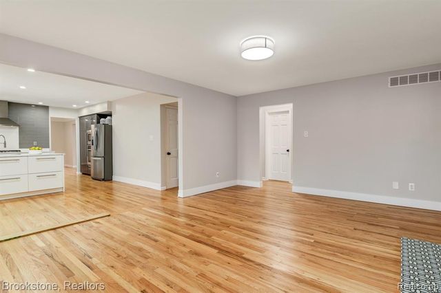 165 Woodedge Drive, Bloomfield Hills, MI 48304