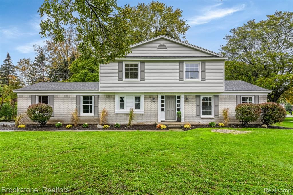 165 Woodedge Drive, Bloomfield Hills, MI 48304