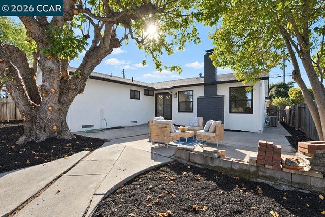2261 Del Monte Dr, San Pablo, CA 94806