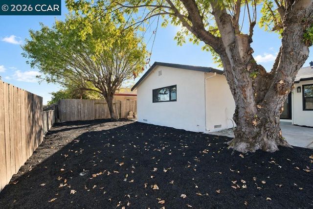 2261 Del Monte Dr, San Pablo, CA 94806