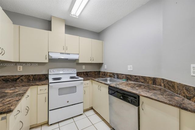 8423 SW 209th St, Cutler Bay, FL 33189