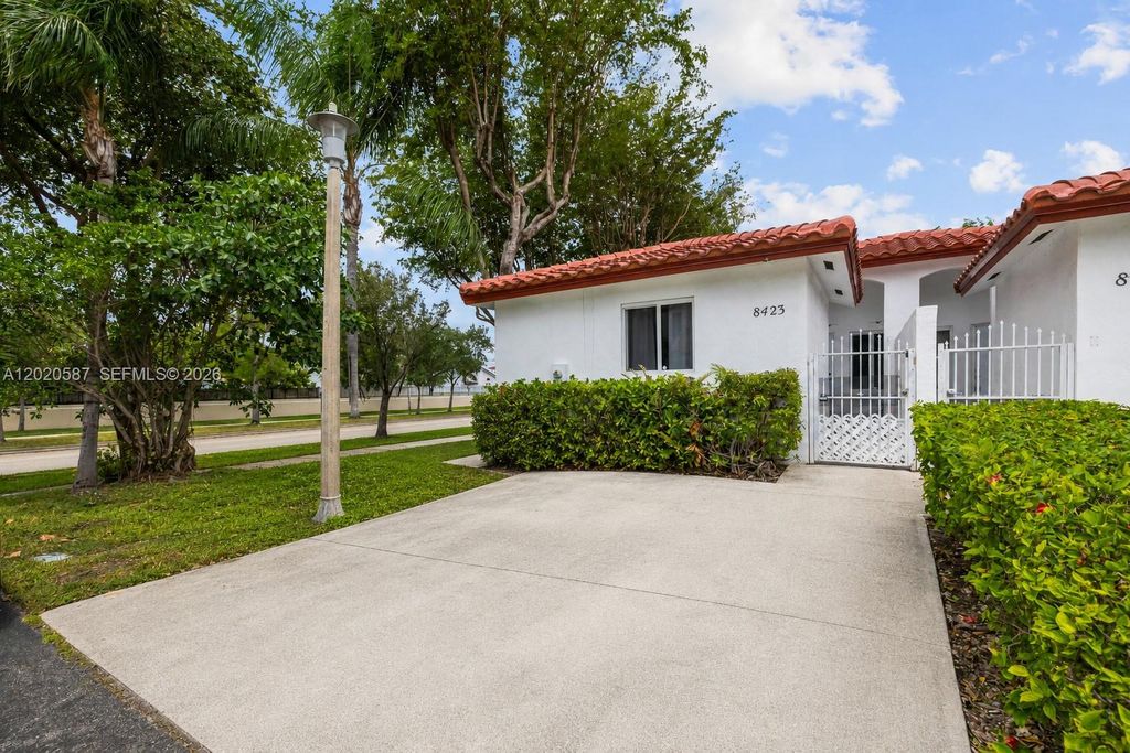 8423 SW 209th St, Cutler Bay, FL 33189