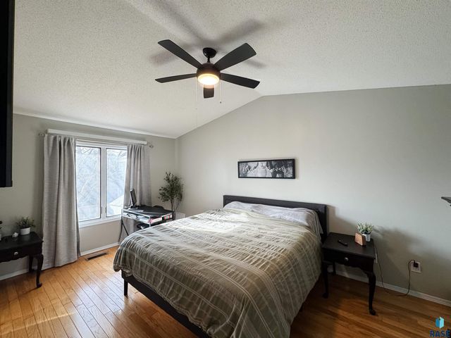 2209 S Dover Dr Drive, Sioux Falls, SD 57106