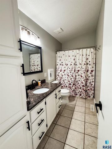 2209 S Dover Dr Drive, Sioux Falls, SD 57106