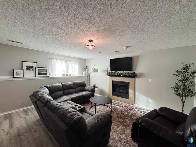 2209 S Dover Dr Drive, Sioux Falls, SD 57106