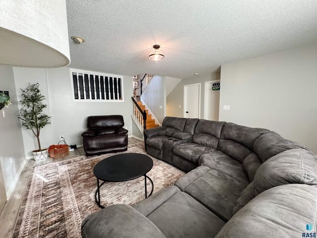 2209 S Dover Dr Drive, Sioux Falls, SD 57106