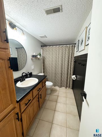 2209 S Dover Dr Drive, Sioux Falls, SD 57106