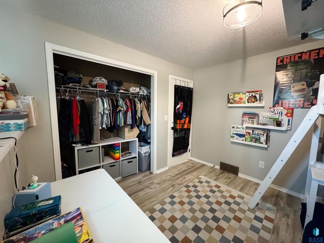 2209 S Dover Dr Drive, Sioux Falls, SD 57106