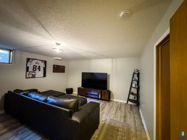 2209 S Dover Dr Drive, Sioux Falls, SD 57106