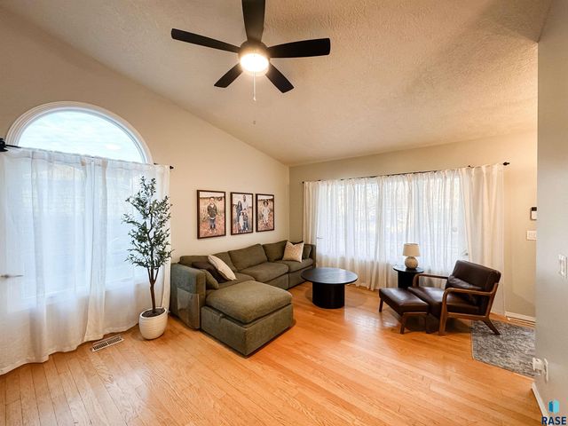 2209 S Dover Dr Drive, Sioux Falls, SD 57106