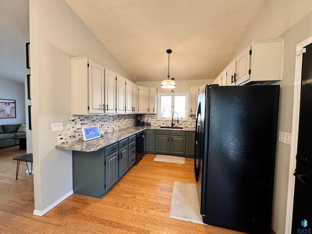 2209 S Dover Dr Drive, Sioux Falls, SD 57106