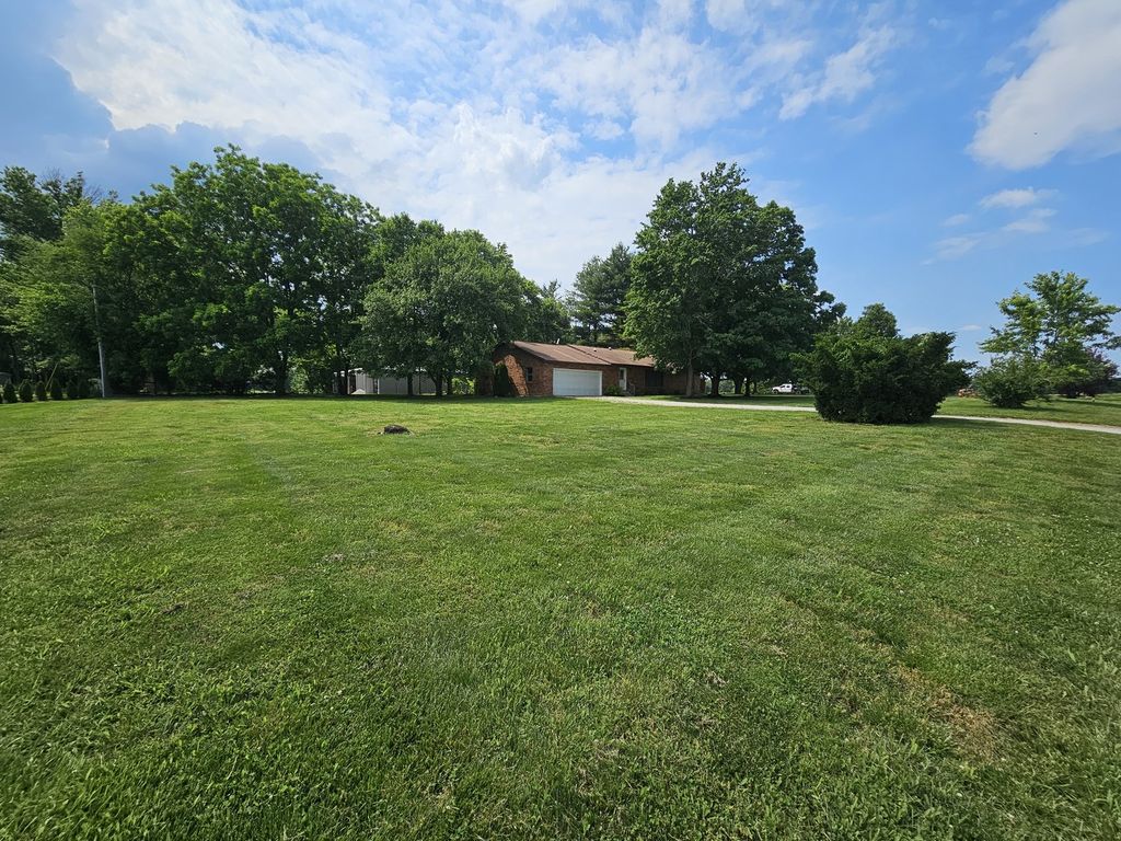 Image 2 of property listing at 14541 N Morton Lane, Mt Vernon, IL 62864