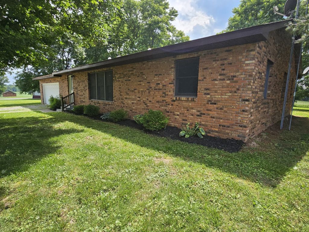 Image 3 of property listing at 14541 N Morton Lane, Mt Vernon, IL 62864