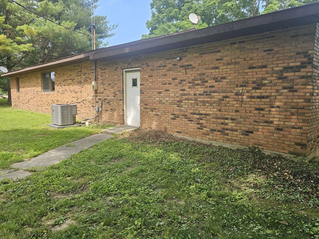 Image 6 of property listing at 14541 N Morton Lane, Mt Vernon, IL 62864