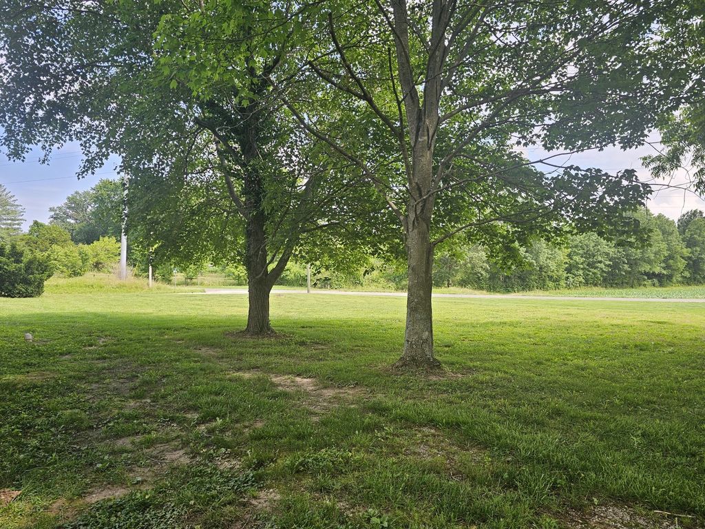 Image 8 of property listing at 14541 N Morton Lane, Mt Vernon, IL 62864