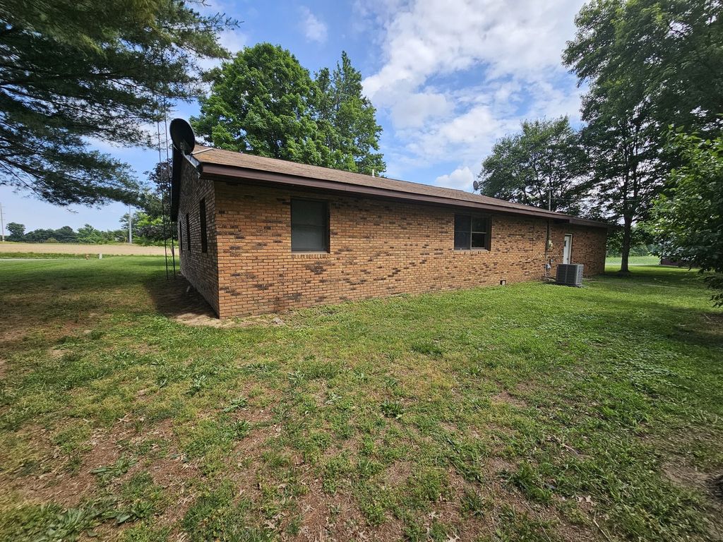 Image 9 of property listing at 14541 N Morton Lane, Mt Vernon, IL 62864