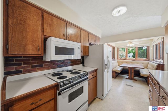 592 W Lakeshore Drive, Lincoln, NE 68528