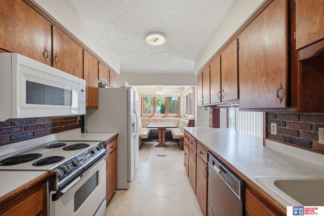 592 W Lakeshore Drive, Lincoln, NE 68528