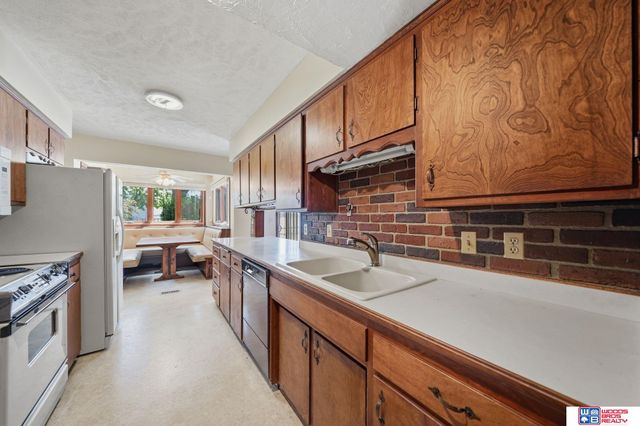 592 W Lakeshore Drive, Lincoln, NE 68528
