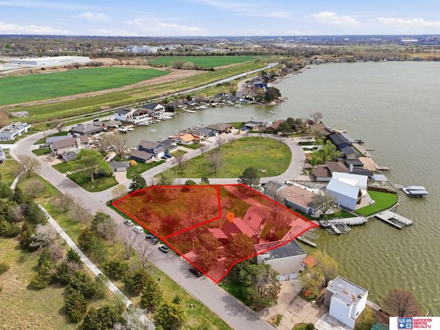 592 W Lakeshore Drive, Lincoln, NE 68528