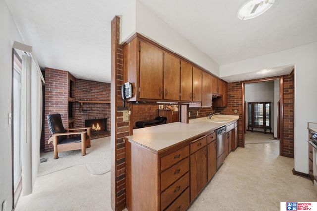 592 W Lakeshore Drive, Lincoln, NE 68528