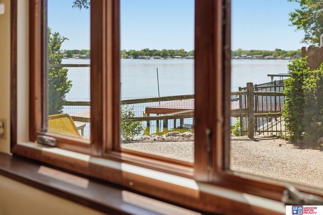 592 W Lakeshore Drive, Lincoln, NE 68528