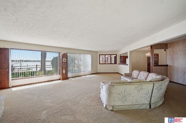 592 W Lakeshore Drive, Lincoln, NE 68528