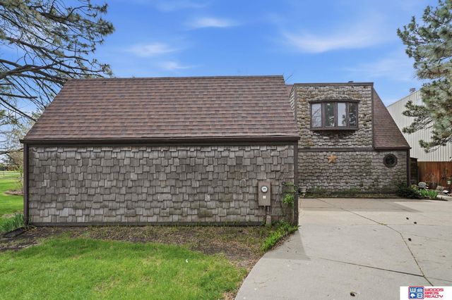 592 W Lakeshore Drive, Lincoln, NE 68528