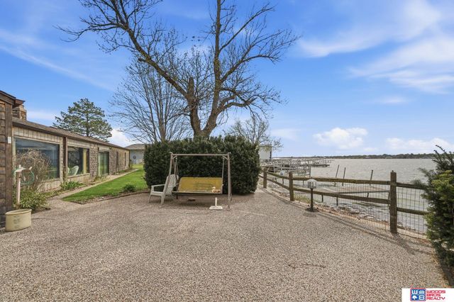 592 W Lakeshore Drive, Lincoln, NE 68528